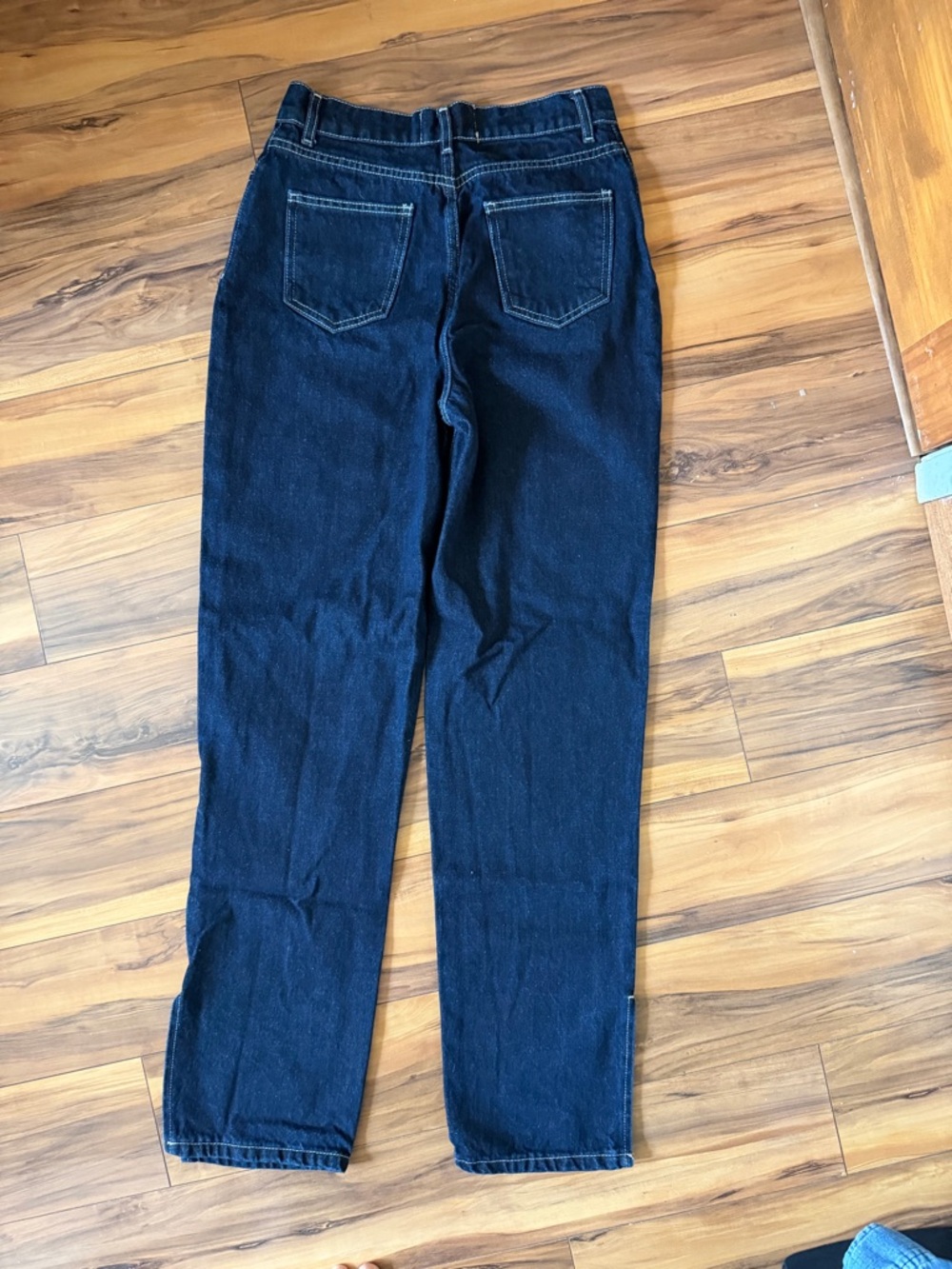 Boohoo x Madison Beef Dark Wash split hem Jeans with rip knee - Picture 3 of 9